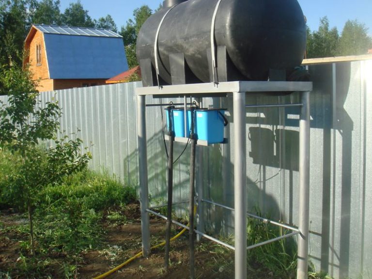 Устройство автоматического капельного полива для теплиц позволяет его владельцу не беспокоиться за регулярный полив подрастающих растений