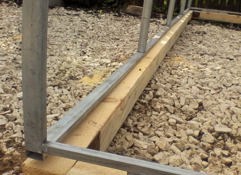 Фундамент теплицы и под парник можно сделать как деревянным, так и бетонным