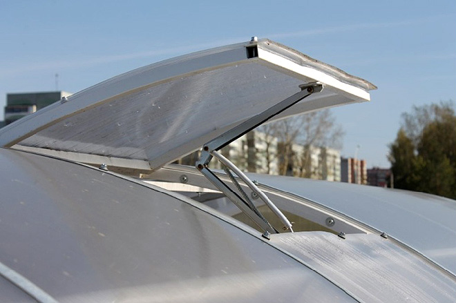 Качественное проветривание может обеспечить установка форточек, которые открываются, когда нужен свежий воздух в теплице