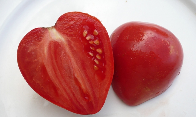 Стоит отметить, что плод томатного дерева сорта Мазарини имеет немного семенных камер, мякоть сладковатая, приятная и ароматная