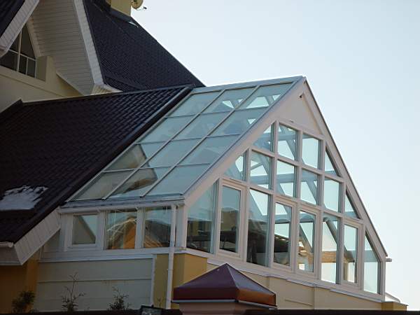Для всех материалов уклон крыши нужно делать максимально крутым, чтобы обеспечить свободный сход снега, который может легко продавить прозрачную поверхность