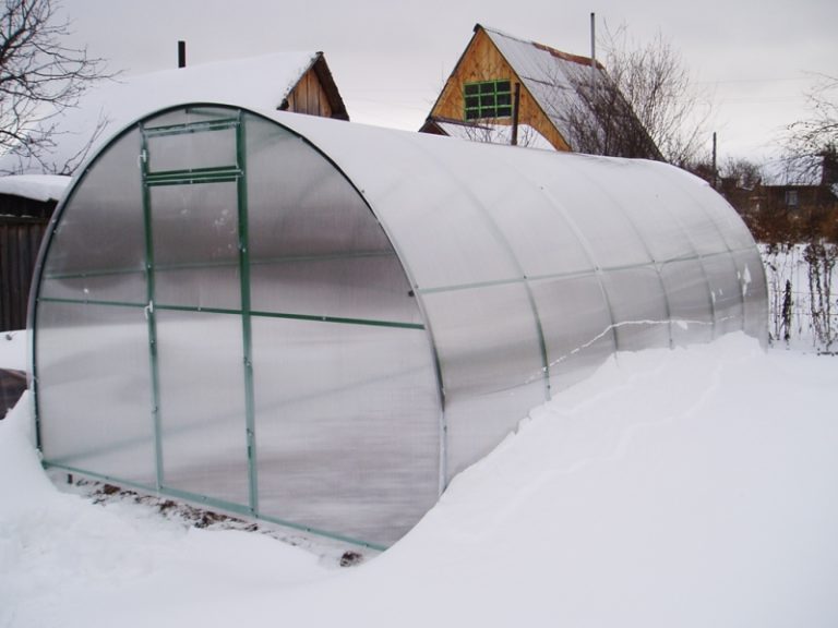 Теплицы Урала должны быть очень качественными и устойчивыми к ветрам и снегам, так как зимой в этом регионе особенно лютые зимы
